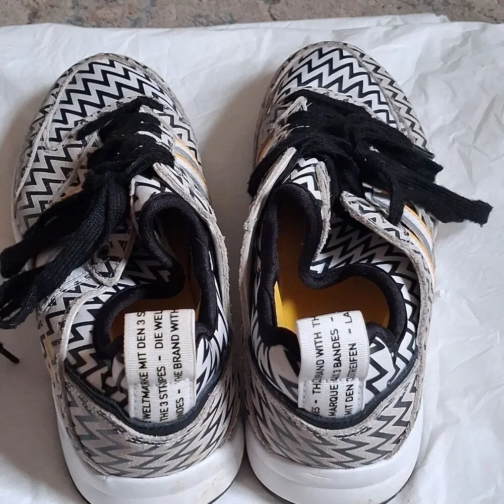 Adidas black / white zigzag pattern men's shoes size 7 yellow lining SHW 675001